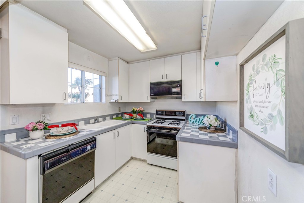 102 S Manhattan Place 104, Los Angeles, CA 90004