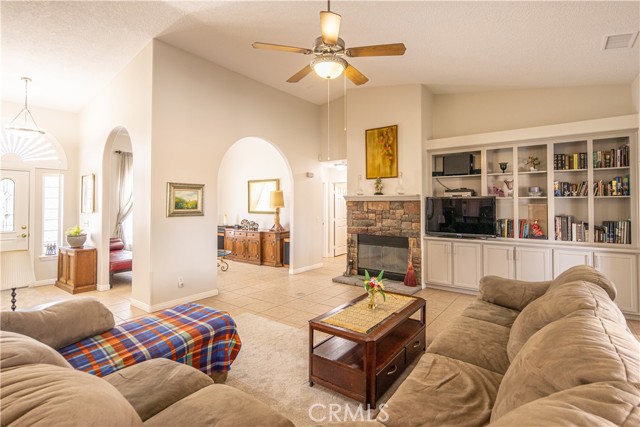 Detail Gallery Image 16 of 75 For 11123 Hickory Ave, Hesperia,  CA 92345 - 4 Beds | 2/1 Baths