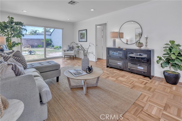 Detail Gallery Image 4 of 25 For 2002 Pattiz Ave, Long Beach,  CA 90815 - 4 Beds | 2 Baths