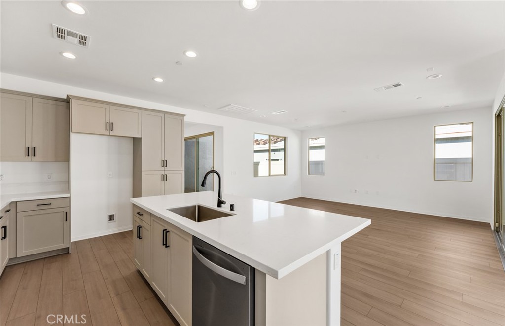 https://media.crmls.org/medias/b1ae8e9e-d061-4665-b3c6-7e47e8eff33b.jpg?preset=X-Large