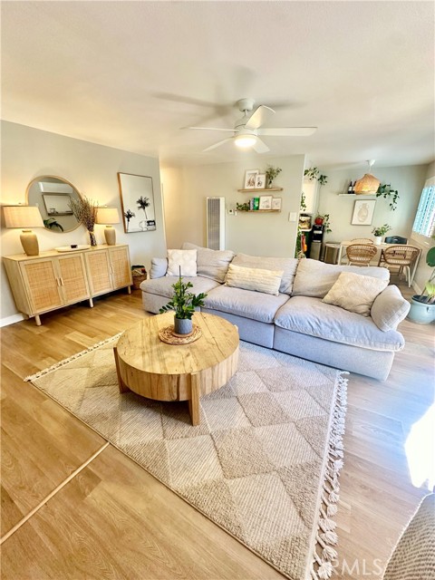 Detail Gallery Image 4 of 20 For 1045 E 3rd #4,  Long Beach,  CA 90802 - 2 Beds | 2 Baths