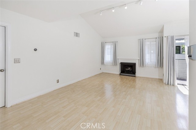 Detail Gallery Image 3 of 40 For 10504 Sunland Bld #5,  Sunland,  CA 91040 - 2 Beds | 1/1 Baths