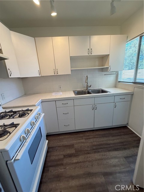 1806 Tamerlane Drive, Glendale CA: https://media.crmls.org/medias/b1b208d2-4ef0-48ad-934e-dd212920506e.jpg