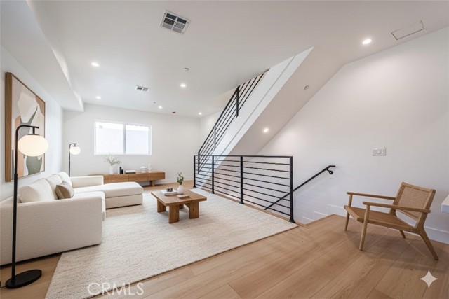 Detail Gallery Image 9 of 75 For 5209 W 20th, Los Angeles,  CA 90016 - – Beds | – Baths