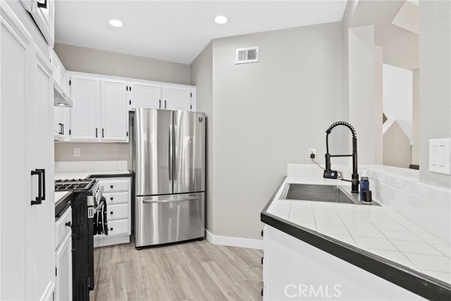 Detail Gallery Image 10 of 26 For 14050 Lemoli Way, Hawthorne,  CA 90250 - 2 Beds | 2/1 Baths