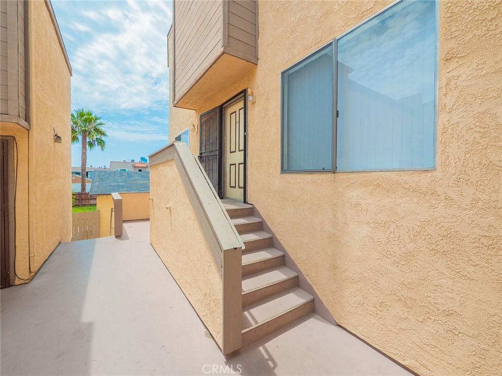 851 E 9th Street 205