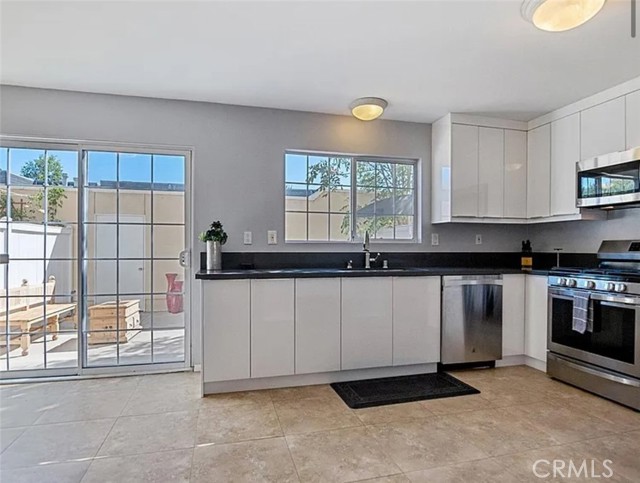 Detail Gallery Image 10 of 23 For 19110 Kittridge St #5,  Reseda,  CA 91335 - 3 Beds | 1/1 Baths