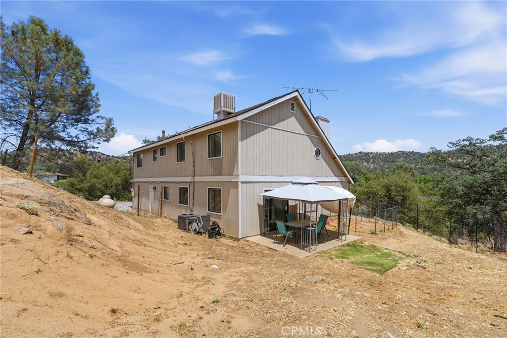 https://media.crmls.org/medias/b1b7cc2e-3d83-4229-a02d-a79482f61549.jpg?preset=X-Large