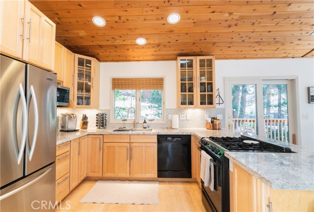 Detail Gallery Image 10 of 40 For 1069 Berne Dr, Crestline,  CA 92325 - 4 Beds | 2 Baths