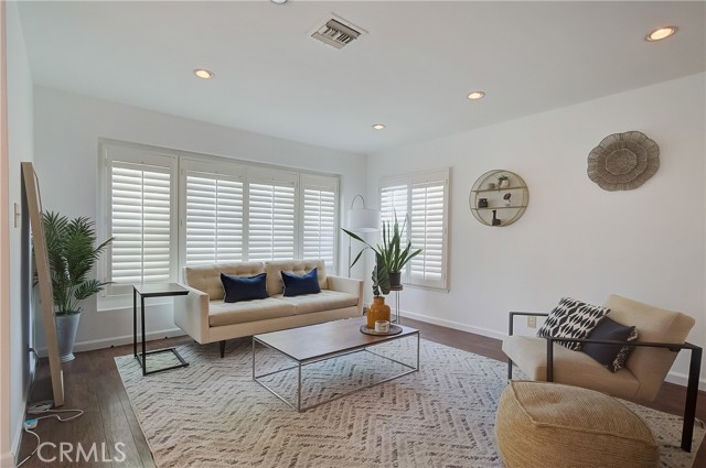 17532 Kittridge Street photo 3