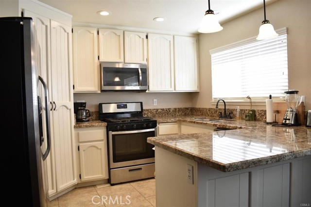 Detail Gallery Image 11 of 16 For 10598 Hemlock Ave, Hesperia,  CA 92345 - 3 Beds | 2 Baths