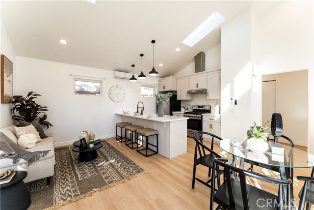 Detail Gallery Image 2 of 33 For 16122 San Fernando Mission Bld, Granada Hills,  CA 91344 - 5 Beds | 5 Baths