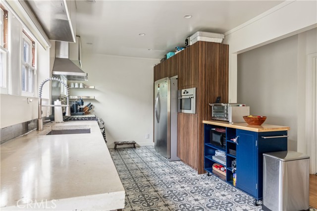2818 S Holt Avenue, Los Angeles CA: https://media.crmls.org/medias/b1c26a42-7737-41e2-8674-f34686fe26d3.jpg