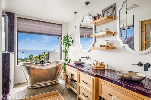Detail Gallery Image 7 of 42 For 825 Coast View Dr, Laguna Beach,  CA 92651 - 3 Beds | 3/1 Baths