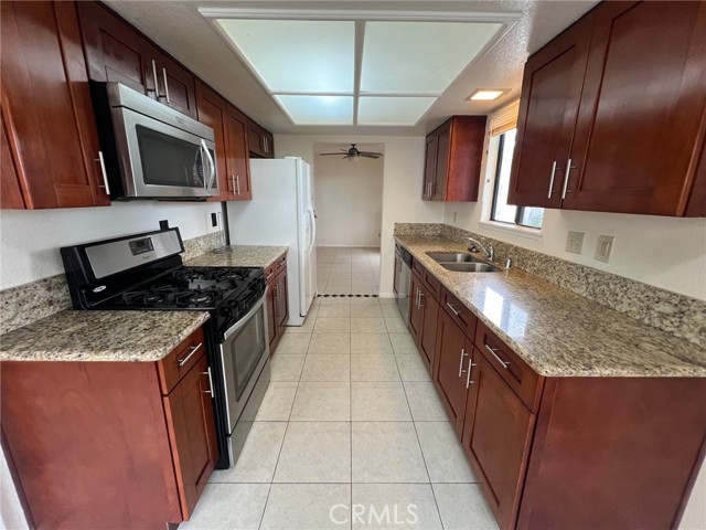 7205 Parkside Place, Rancho Cucamonga CA: https://media.crmls.org/medias/b1c38bd4-9f36-4bbf-9964-d88df04979e4.jpg