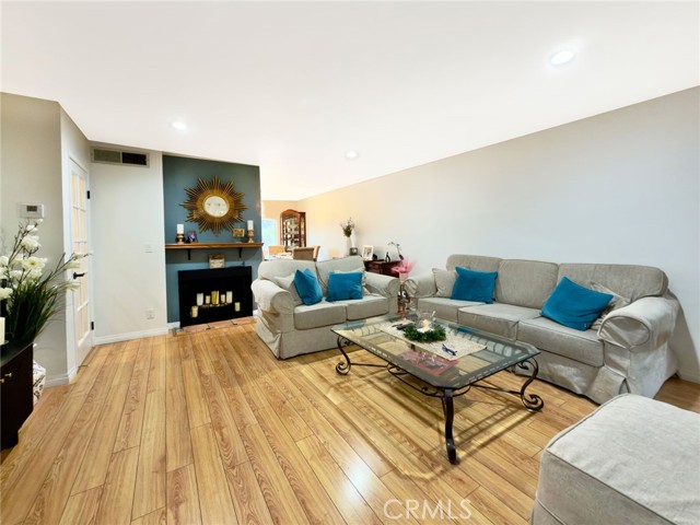 Detail Gallery Image 3 of 24 For 9788 via Zibello, Burbank,  CA 91504 - 2 Beds | 2/1 Baths