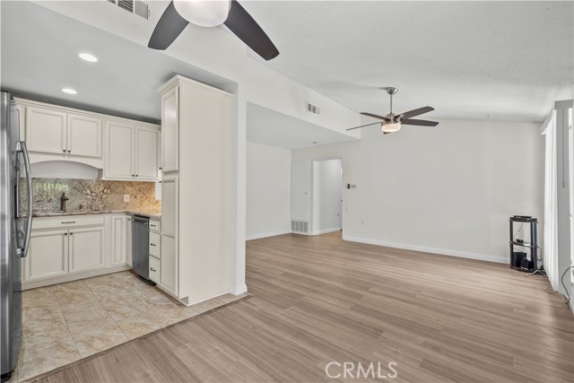 Detail Gallery Image 19 of 36 For 19156 Avenue of the Oaks #B,  Newhall,  CA 91321 - 2 Beds | 1/1 Baths