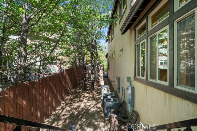 1034 Teakwood Drive, Lake Arrowhead CA: https://media.crmls.org/medias/b1c99475-afc8-4b31-905a-512b7d1d5a78.jpg