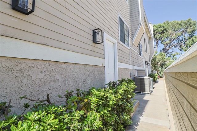 8338 Woodley Pl, North Hills CA: https://media.crmls.org/medias/b1ca216e-5792-40bd-9cc9-520ffa7a71c5.jpg