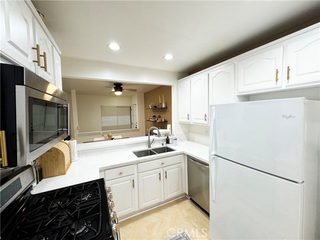 Detail Gallery Image 8 of 23 For 14315 Riverside Dr #207,  Sherman Oaks,  CA 91423 - 2 Beds | 2 Baths