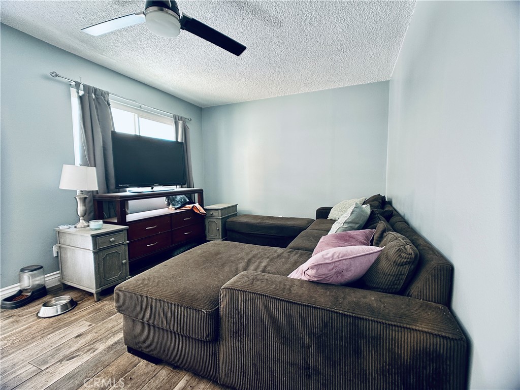 https://media.crmls.org/medias/b1cc8b8c-6486-4423-af86-e0211fab6bc0.jpg?preset=X-Large