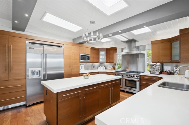2085 Temple Hills Drive, Laguna Beach CA: https://media.crmls.org/medias/b1cdd13f-3e7b-4532-b1d5-60386147e255.jpg