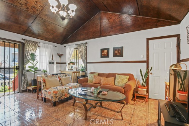 1419 S Redondo Boulevard, Los Angeles CA: https://media.crmls.org/medias/b1ceafde-d0e7-4287-ba9b-18f0842ba039.jpg
