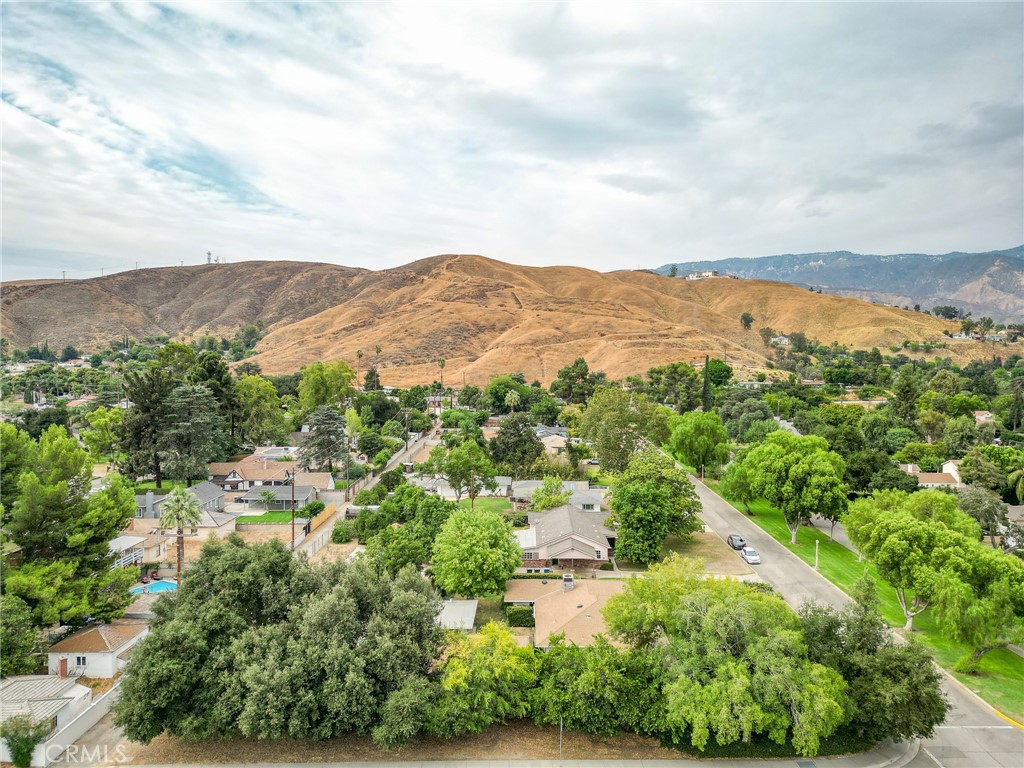 https://media.crmls.org/medias/b1cf48e6-b634-417d-8ed2-9ef50717b091.jpg?preset=X-Large