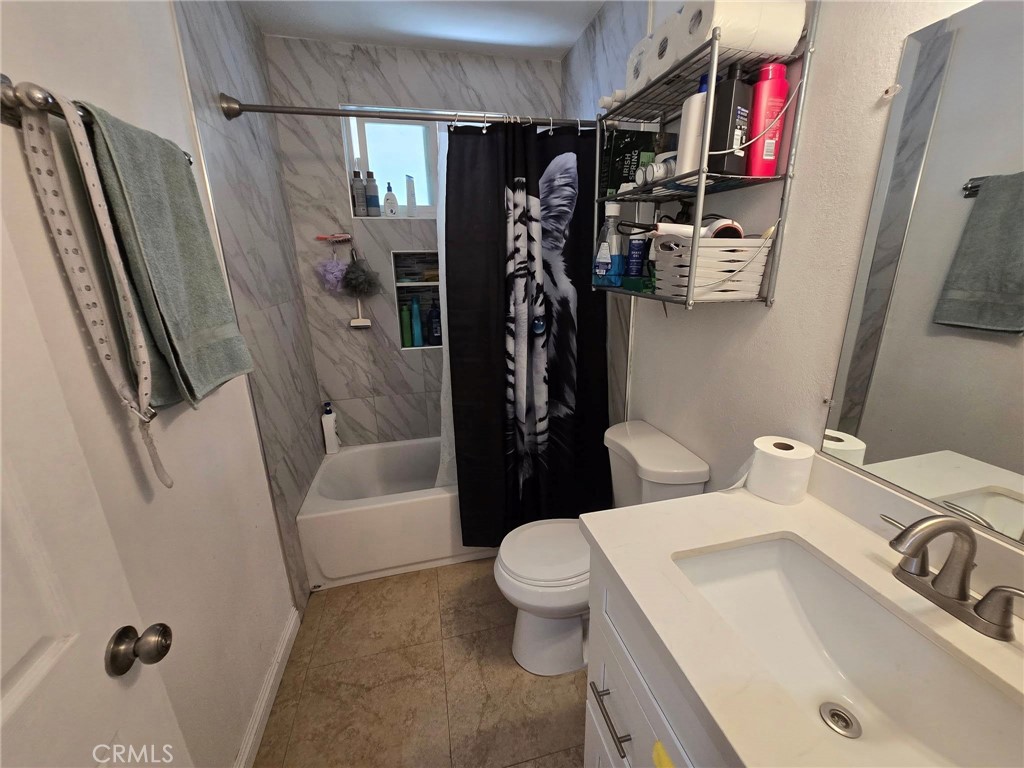 https://media.crmls.org/medias/b1d3c830-2e65-4ea9-88ef-ea0c01c10316.jpg?preset=X-Large