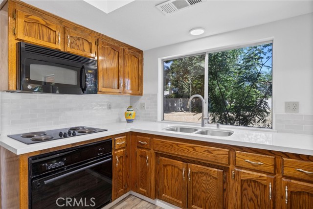 601 Las Arenas Court, Bakersfield CA: https://media.crmls.org/medias/b1d507bd-200d-4c92-b65c-fcb8ac903440.jpg
