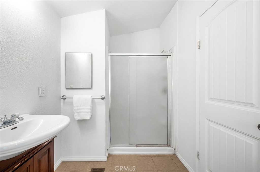 https://media.crmls.org/medias/b1d8d050-7037-426e-a267-195048a496ff.jpg?preset=X-Large