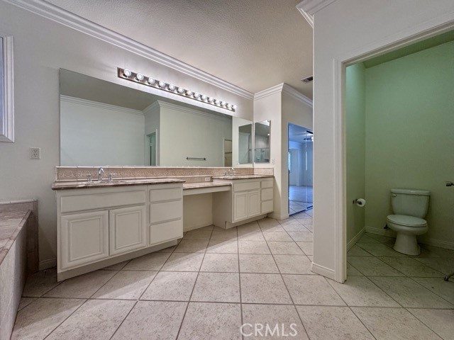 https://media.crmls.org/medias/b1db9969-b1e0-4b4c-9f0a-0af100f4d05d.jpg?preset=X-Large
