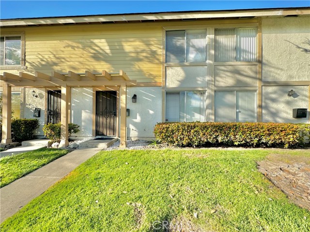 Detail Gallery Image 1 of 22 For 331 W Alton Ave #C196,  Santa Ana,  CA 92707 - 4 Beds | 2 Baths
