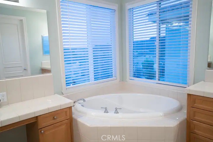 https://media.crmls.org/medias/b1dfb572-050b-4886-8f13-9466a23b6687.jpg?preset=X-Large