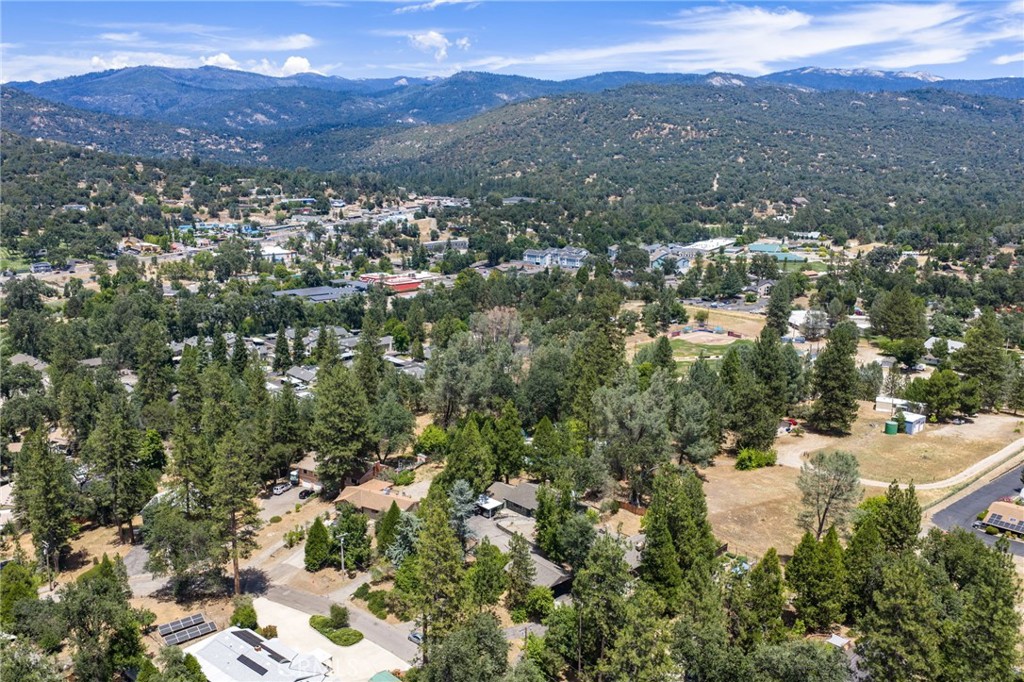 https://media.crmls.org/medias/b1dfca75-b4d1-425e-842e-ec7a97d11984.jpg?preset=X-Large