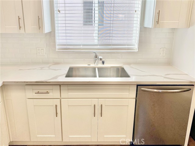 Detail Gallery Image 19 of 38 For 7327 Kester Ave #3,  Van Nuys,  CA 91405 - 4 Beds | 3/1 Baths