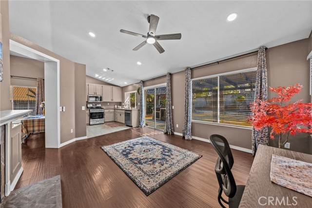 Detail Gallery Image 15 of 46 For 3135 New Hampshire Dr, Corona,  CA 92881 - 3 Beds | 2 Baths