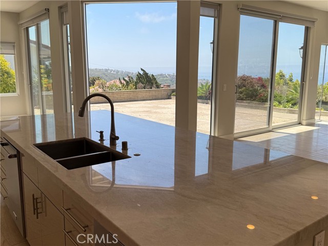 2615 Temple Hills Drive, Laguna Beach CA: https://media.crmls.org/medias/b1e3e693-8039-4051-af17-ab7cc69d465a.jpg