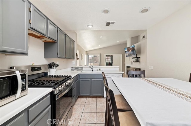 Detail Gallery Image 10 of 26 For 1327 Carriage Ln, Perris,  CA 92571 - 3 Beds | 2 Baths