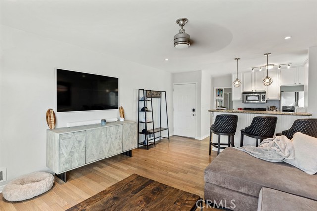 Detail Gallery Image 3 of 16 For 412 Hermosa Ave #C,  Hermosa Beach,  CA 90254 - 2 Beds | 1 Baths