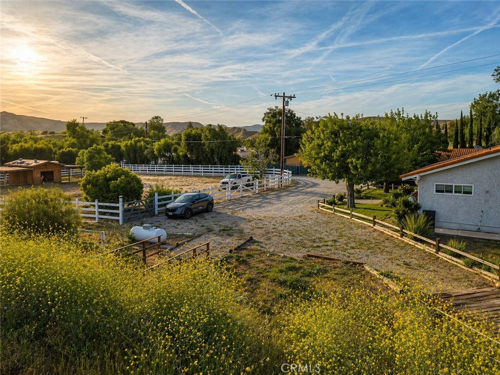 https://media.crmls.org/medias/b1e9d53e-fa18-409c-ac5b-0edb49ad19a4.jpg?preset=X-Large