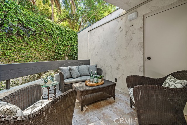 Detail Gallery Image 28 of 50 For 11687 Bellagio #12,  Los Angeles,  CA 90049 - 2 Beds | 2/1 Baths