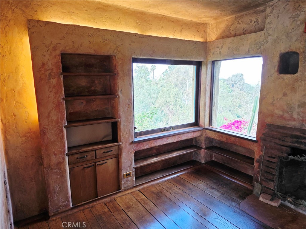 https://media.crmls.org/medias/b1ef4db4-e5f5-4b12-80e7-a457d7778069.jpg?preset=X-Large