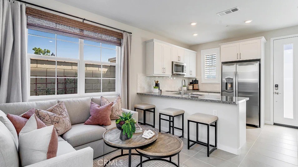 2542 E Lincoln Paseo