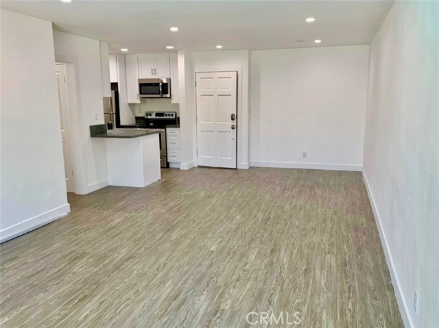 Detail Gallery Image 3 of 12 For 18307 Burbank Bld #231,  Tarzana,  CA 91356 - 1 Beds | 1 Baths