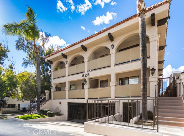 Detail Gallery Image 2 of 24 For 625 E Palm Ave #201,  Burbank,  CA 91501 - 2 Beds | 2 Baths