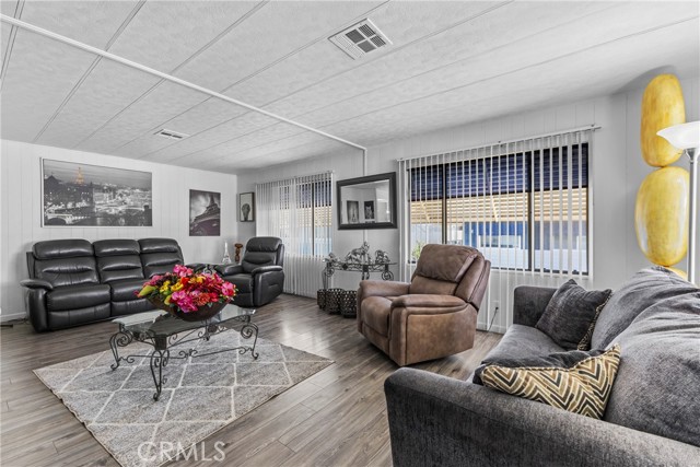 4000 Pierce Street, Riverside CA: https://media.crmls.org/medias/b1f79e0b-c645-4a94-b472-04e209e14245.jpg