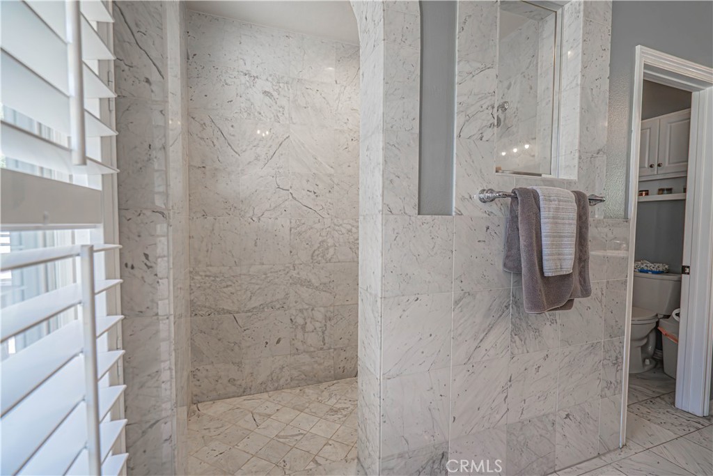 https://media.crmls.org/medias/b1f854c4-f24a-4179-a7bb-8cd6728c1697.jpg?preset=X-Large