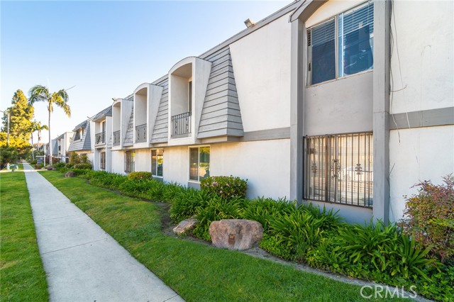 Detail Gallery Image 1 of 17 For 5530 Ackerfield Ave #311,  Long Beach,  CA 90805 - 1 Beds | 1 Baths