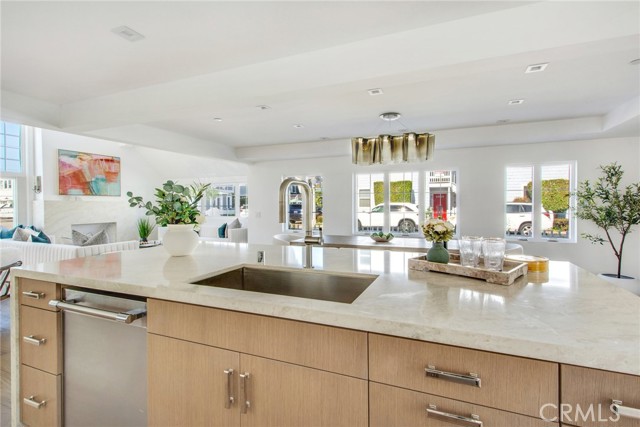 Detail Gallery Image 10 of 44 For 1103 Balboa Ave, Newport Beach,  CA 92662 - 4 Beds | 3/1 Baths